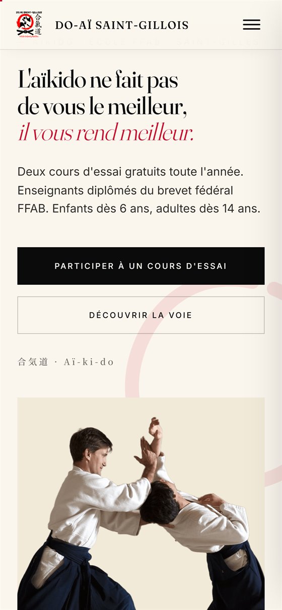 Le site du club affiché sur un téléphone, avec le menu replié